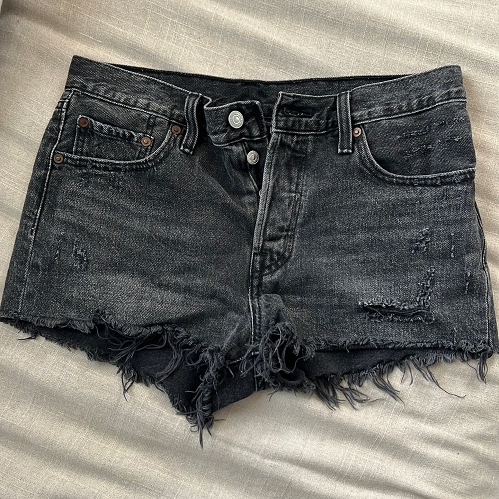 BLACK DISTRESSED LEVI 501 SHORTS